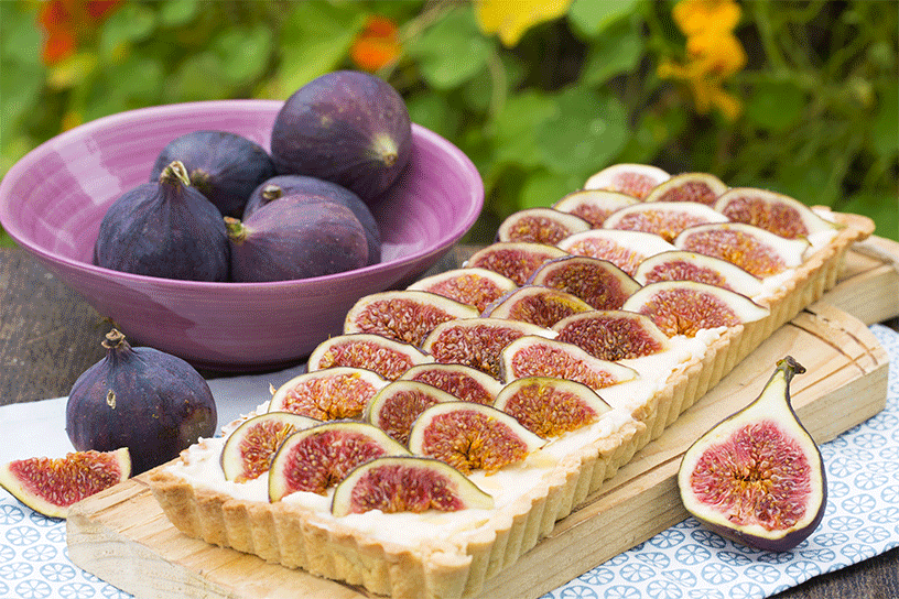 taart met vijgen op snijplank